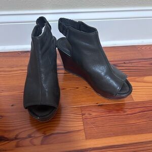 Kenneth Cole Reaction Sole Chick Black Peep-Toe Wedge Booties